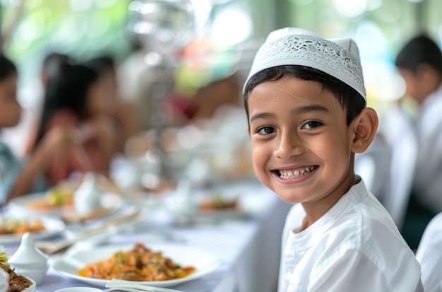 Familia almorzando juntos durante el Ramadán