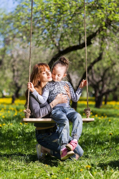 Familia amable y alegre haciendo un picnic.