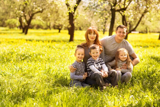 Familia amable y alegre haciendo un picnic.