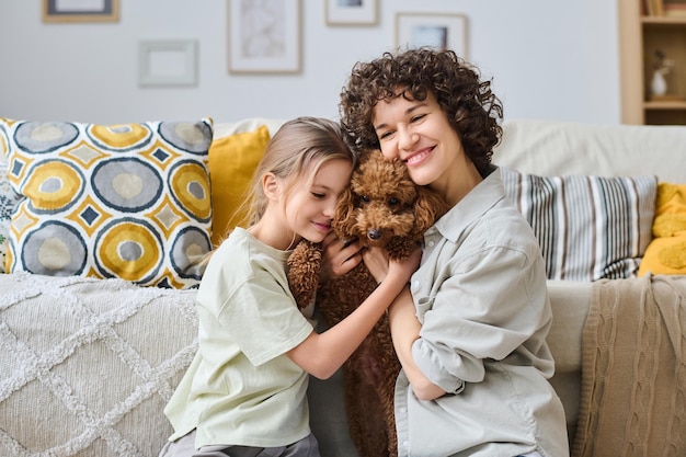 Família amando seu animal de estimação fofo