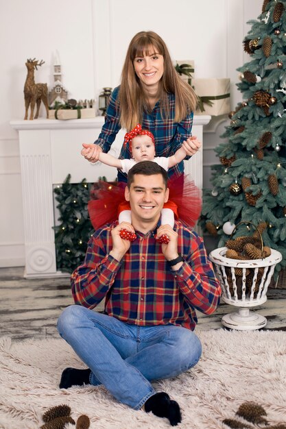 Una familia amigable celebra la Navidad junto con la familia.