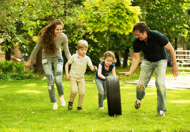 Família amigável e alegre fazendo um piquenique.