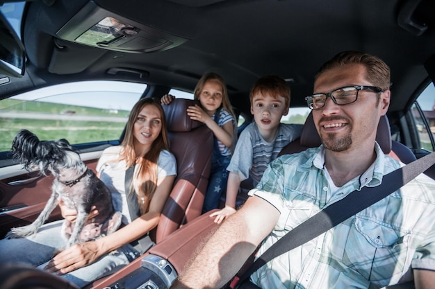 La familia amistosa viaja en un cómodo concepto de libertad y viaje.