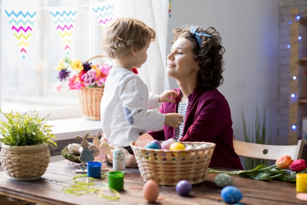 Familia amorosa celebrando la Pascua en casa