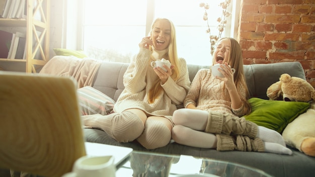 Família amorosa e feliz, mãe e filha passando um tempo juntas em casa