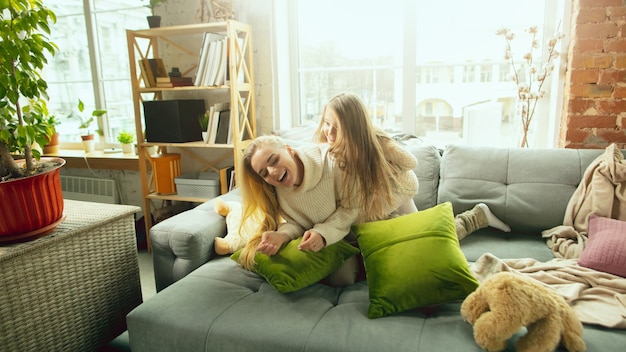 Família amorosa e feliz, mãe e filha passando um tempo juntas em casa