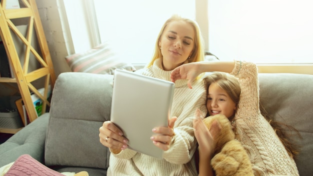 Família amorosa e feliz, mãe e filha passando um tempo juntas em casa