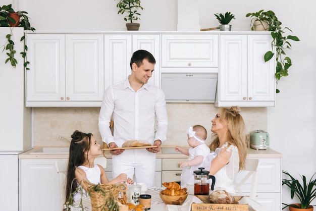 Família amorosa feliz está preparando padaria juntos. Pai mãe e filha duas filha estão cozinhando biscoitos e se divertindo na cozinha. Comida caseira e ajudante.