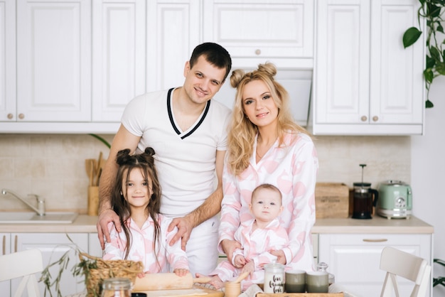 Família amorosa feliz está preparando padaria juntos. Pai mãe e filha duas filha estão cozinhando biscoitos e se divertindo na cozinha. Comida caseira e ajudante.