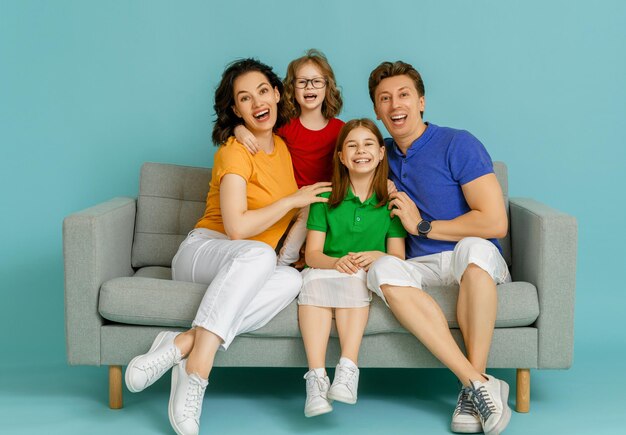 Familia amorosa feliz madre padre e hijos hijas sobre fondo azul