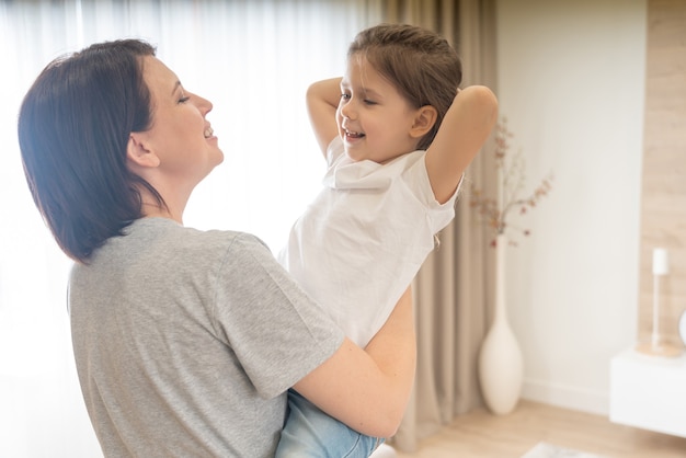 Familia amorosa feliz. madre y su hija niña jugando. madre, tenencia, hija