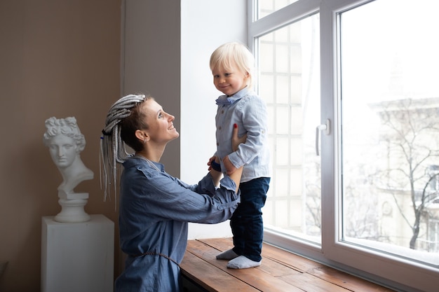 Família amorosa feliz, mãe e menino brincando