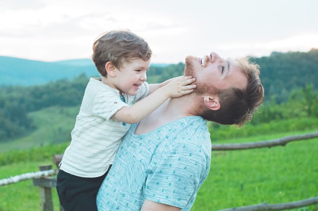 Familia amorosa feliz