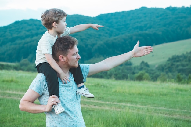 Família amorosa feliz