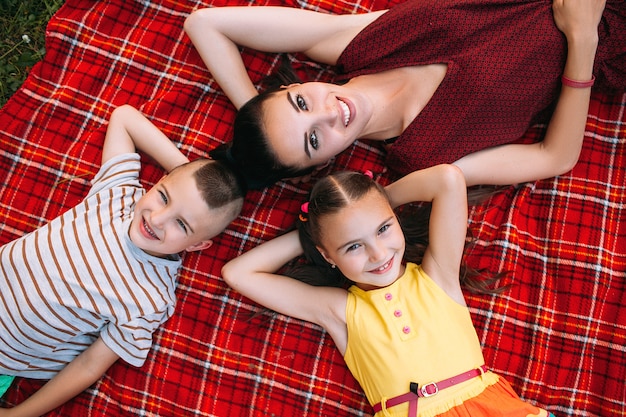 familia amorosa en un picnic. madre y niños felices ocios