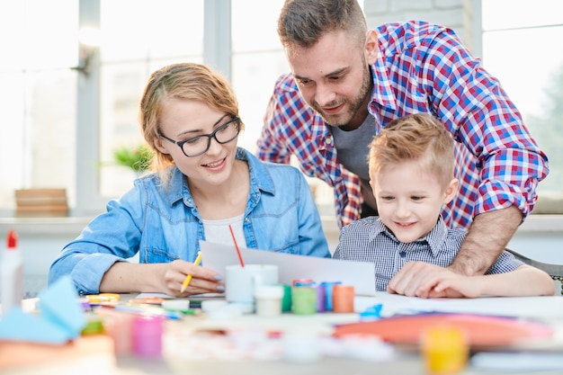 Familia amorosa que expresa creatividad