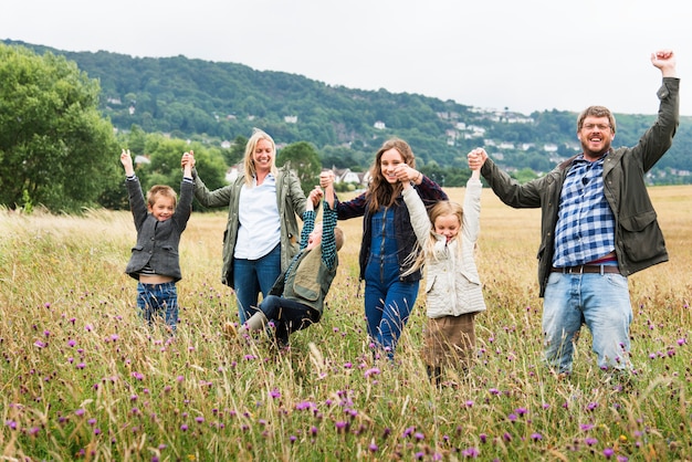 Família andando campo natureza conceito de União