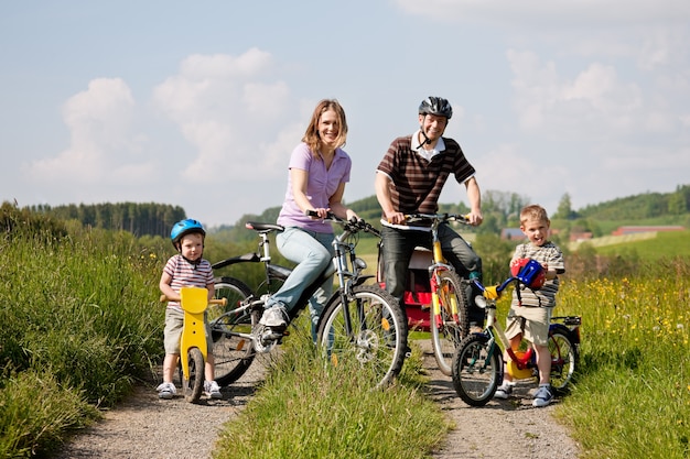 Família andando de bicicleta no verão