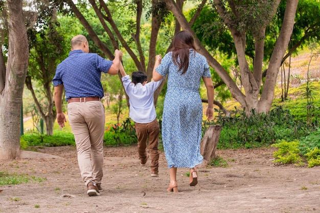 Família andando de mãos dadas em um parque no Peru