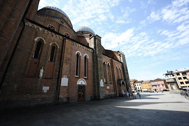 Família andando perto da Basílica di Sant Antonio em Padova Veneto Itália