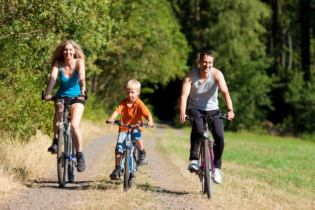 Familia andar en bicicleta para el deporte