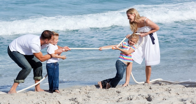 Familia animada jugando al tira y afloja