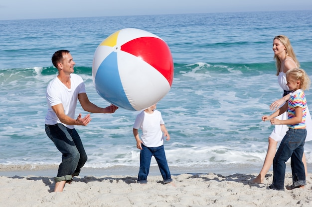 Familia animada jugando con una pelota