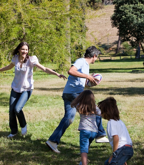 Familia animada jugando rugby