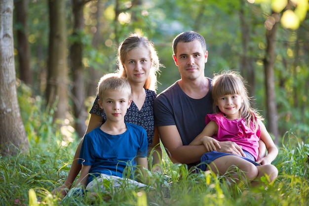 Família ao ar livre na floresta.