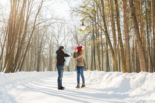 Família ao ar livre na paisagem de inverno. Bebé