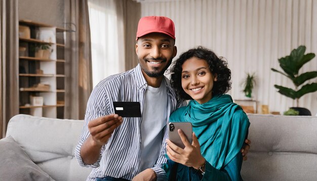 Foto família árabe afro-americana multirracial com telefone móvel e cartão de crédito bancário fazendo compras on-line c