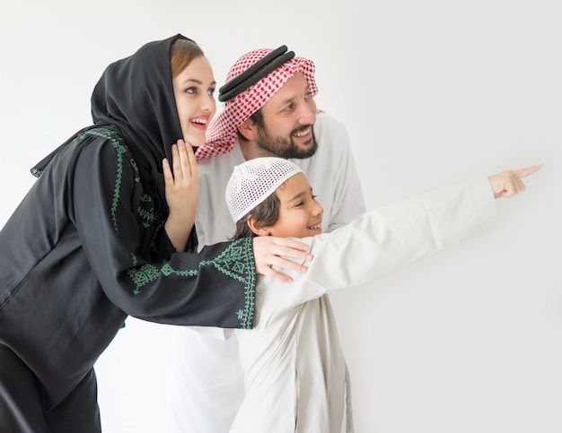 Família árabe apontando para cópia espaço