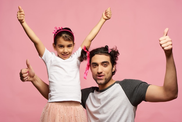 Familia arabe Padre e hija. Fondo rosa