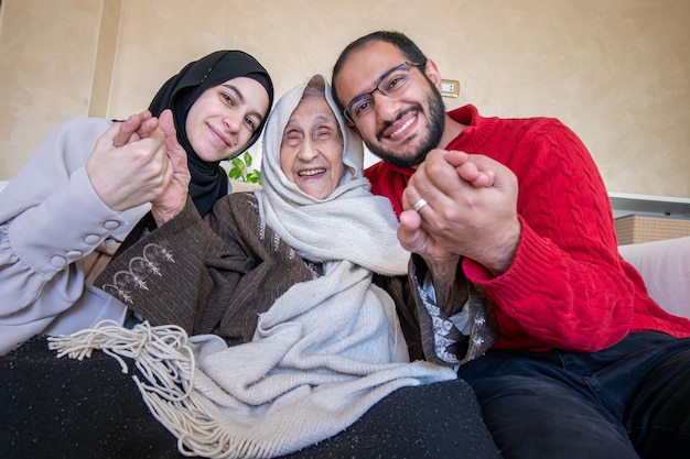 Familia árabe tomando una foto juntos en un hogar moderno