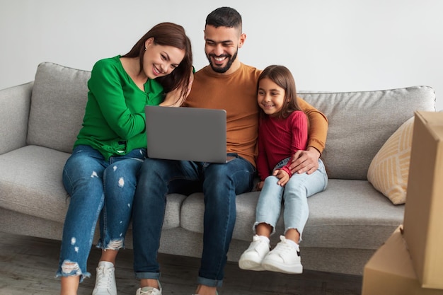 Família árabe usando computador em seu novo apartamento