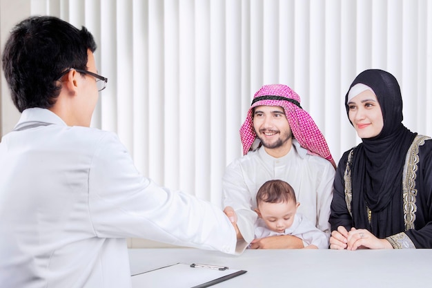 Familia árabe visitando a un pediatra