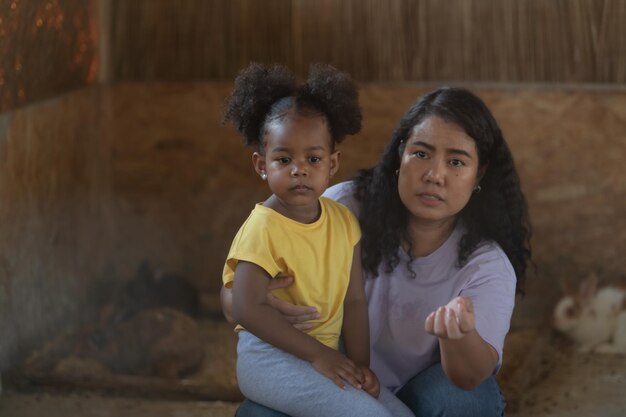 Foto família asiática afro-americana descansa de férias levando crianças ao zoológico