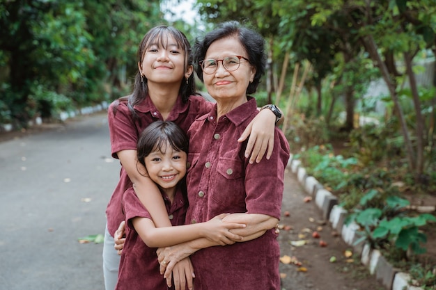 Familia asiática caminando juntos en el parque