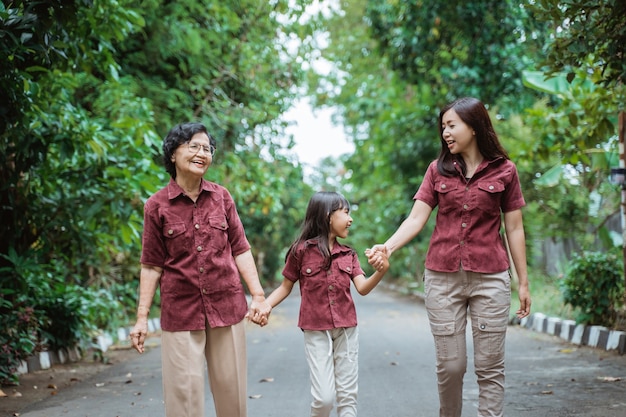 Família asiática caminhando junta no parque