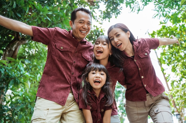 Família asiática caminhando junta no parque