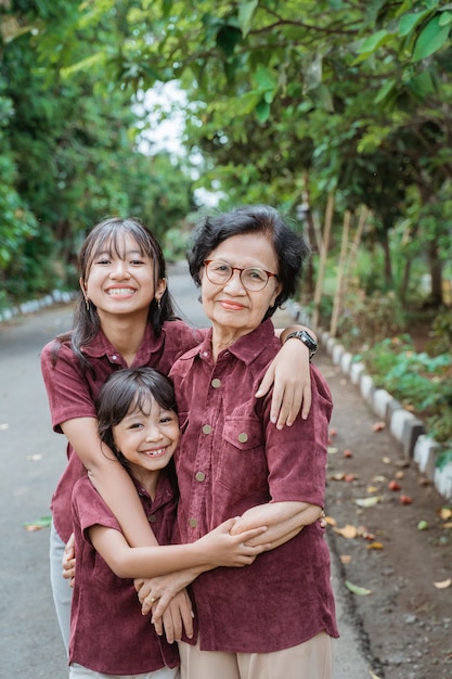 Família asiática caminhando junta no parque