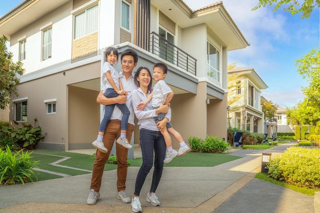 Família asiática caminhando junto com mãe, pai e filha, no parque da vila natal, na cidade de Bangkok