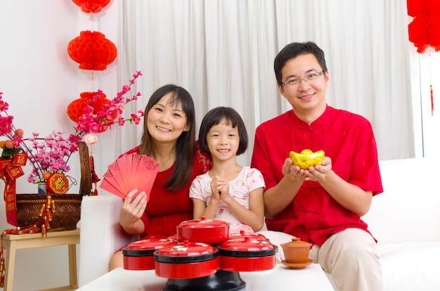 Familia asiática celebrando el año nuevo chino