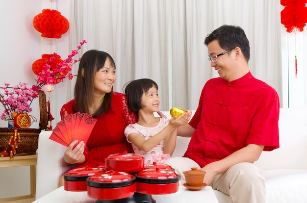 Familia asiática celebrando el año nuevo chino