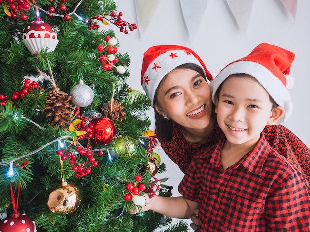 Familia asiática celebrando la Navidad en casa