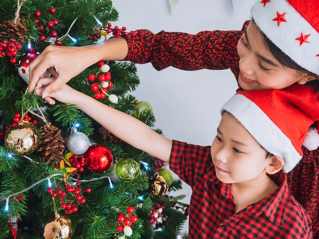 Familia asiática celebrando la Navidad en casa