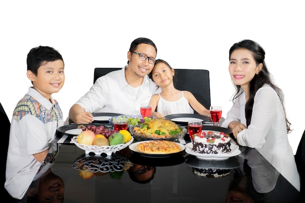 Familia asiática cenando juntos en el estudio