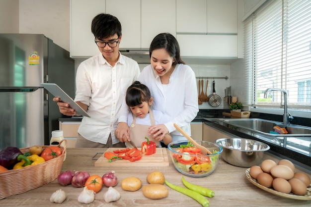 Familia asiática cocinando en la cocina