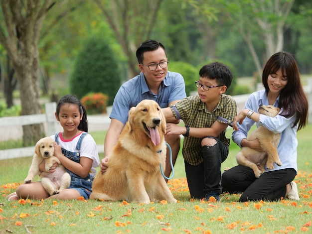 Família asiática, com, cão, parque