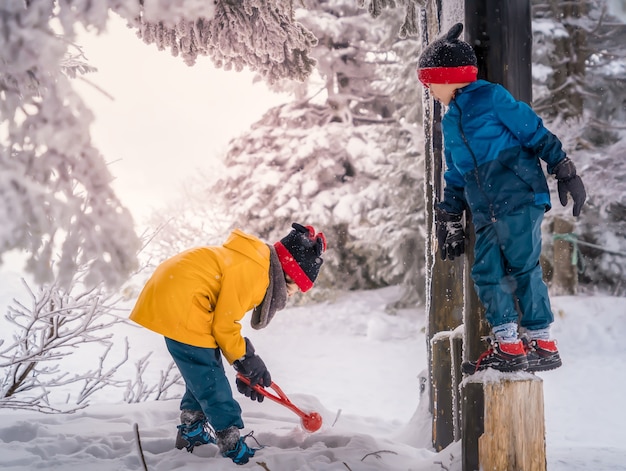 Família asiática com filho e filha está se divertindo jogando no resort de esqui de inverno Zao, Sendai, Japão.